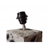 Pari pöydän lampun jalka ja lampunvarjostettu lehmännapinnassa, moderni yöpöydällä, valaistusvalaistus Office Lounge