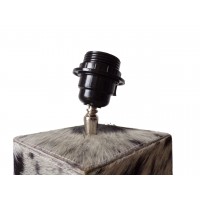 Pari pöydän lampun jalka ja lampunvarjostettu lehmännapinnassa, moderni yöpöydällä, valaistusvalaistus Office Lounge