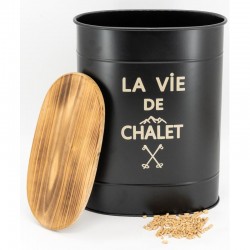 Banqueta de metal e balde de pellets com decoração “Chalet Life”