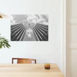 Affiche poster mural,impression photographie noir et blanc,avion traversant le ciel entre deux gratte-ciels,architecture,urbain