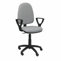 Silla de oficina gris claro con reposabrazos