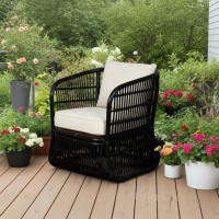 Schwarzer Rattan-Sessel mit Innenkissen im Freien