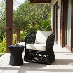 Czarny fotel rattan z zewnętrzną poduszką wewnętrzną