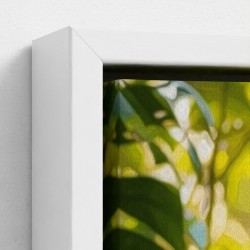 Pittura su tela stampa uccello pappagallo verde rosso piume appollaiata su una giungla tropicale foresta ramo