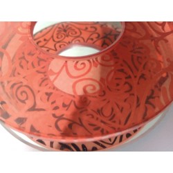 Round candle holder in red relief glass with mirror background
