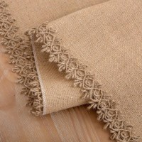 Rustikk bordsti i naturlig jute med vintage blonder champêtre dekorasjon for bryllup, bursdag, jul og festivaler