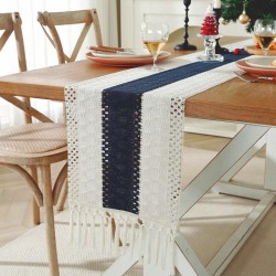 Donkerblauw linnen katoenen tafelpad met getatteerde pompoms chique en authentieke landelijke stijl