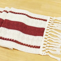 Roter und weißer Baumwoll- und Leinentischpfad mit geknoteten Quasten - schicker Landstil