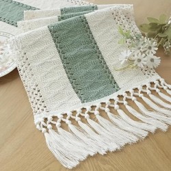 Trajeto de mesa de algodão e linho com pompons amarrados verde e branco - estilo chique e natural