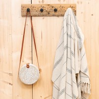 Patère en bois de pin avec 4 crochets métalliques et gravure de champs de fleurs