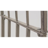 Oude metalen buiten tuinbank met decoratieve boog, metalen bank ontspanning en vintage charme