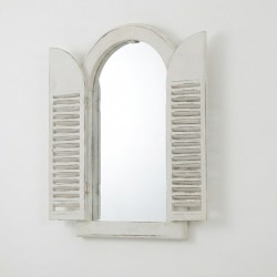 Finestra in legno arrotondata a muro con riquadro a feritota, elegante decorazione d'interni