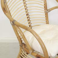 Natürlicher Rattan-Sessel mit komfortablen Kissen für Wohnzimmer, Garten, Veranda und Terrasse