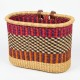 Cesta natural colorida da bicicleta com pulseira de couro