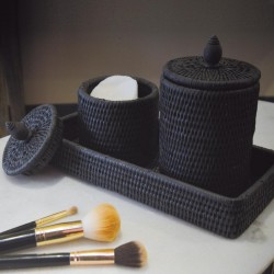 Bagno Set nero in rattan laccato nero | Scatole e design del vassoio di stoccaggio per cosmetici e cotone