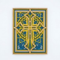Mesa montada na parede Cruz cristã em madeira gravada: escultura de arte sagrada multicamada azul e amarelo - De alto nível Deco