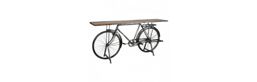 Puinen konsolin kaappi ja puupöytä